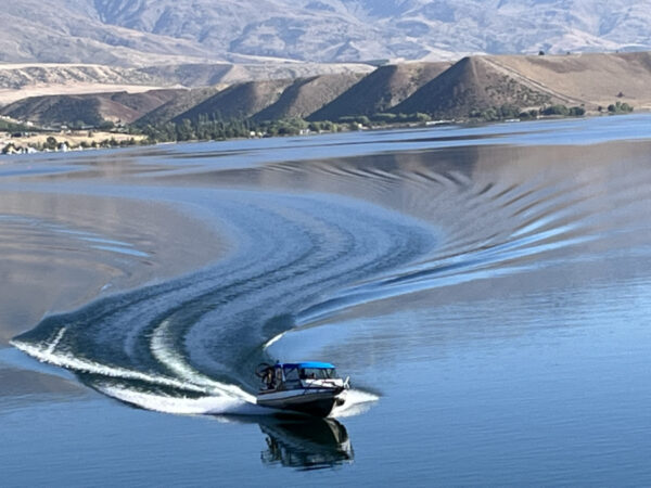 Cyclist being transferred on the Lake Dunstan Explorer before riding the trail.